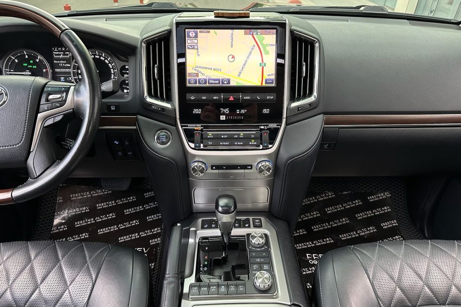 Продам Toyota Land Cruiser 200 4.5D SPECIAL EDITION 2017 года в Киеве