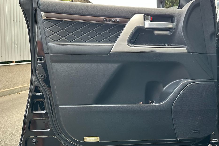Продам Toyota Land Cruiser 200 4.5D SPECIAL EDITION 2017 года в Киеве