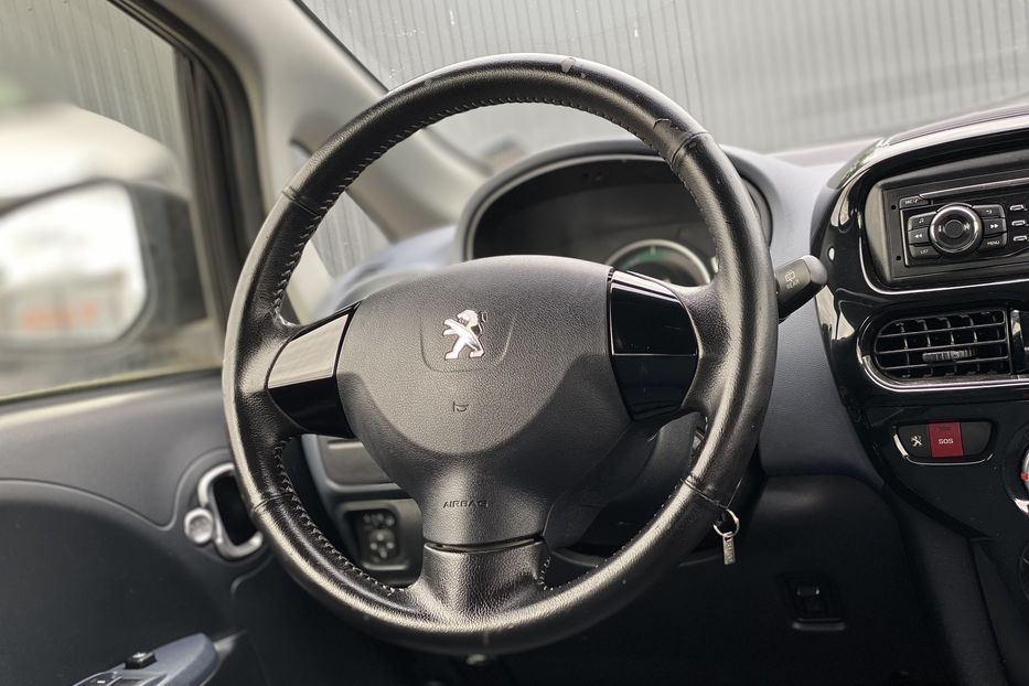 Продам Peugeot iOn 2014 года в Луцке