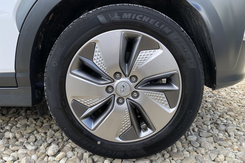 Продам Hyundai Kona 64 кВт Макс. комплектація Люк 2020 года в Львове