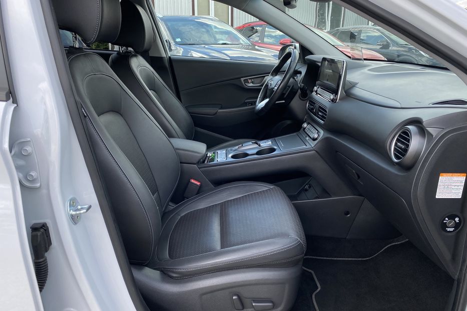 Продам Hyundai Kona 64 кВт Макс. комплектація Люк 2020 года в Львове