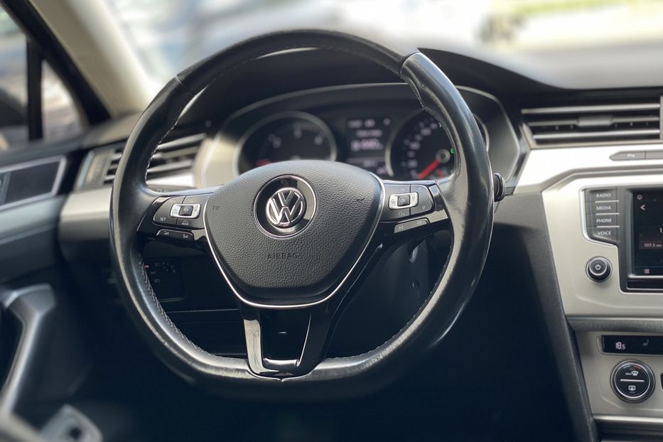 Продам Volkswagen Passat B8 2017 года в Луцке