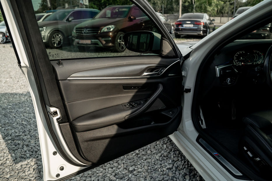 Продам BMW 530 D xDrive 2020 года в Черновцах