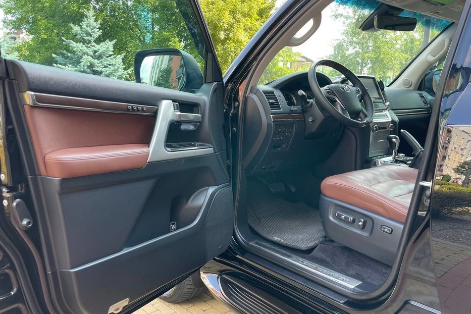 Продам Toyota Land Cruiser 200 2017 года в Киеве