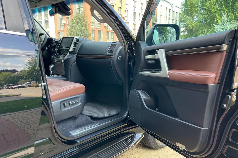 Продам Toyota Land Cruiser 200 2017 года в Киеве