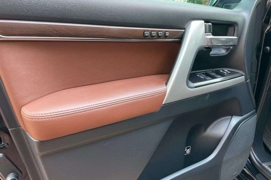 Продам Toyota Land Cruiser 200 2017 года в Киеве