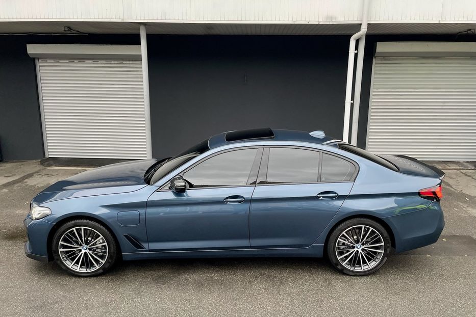 Продам BMW 530 e M package  2022 года в Киеве