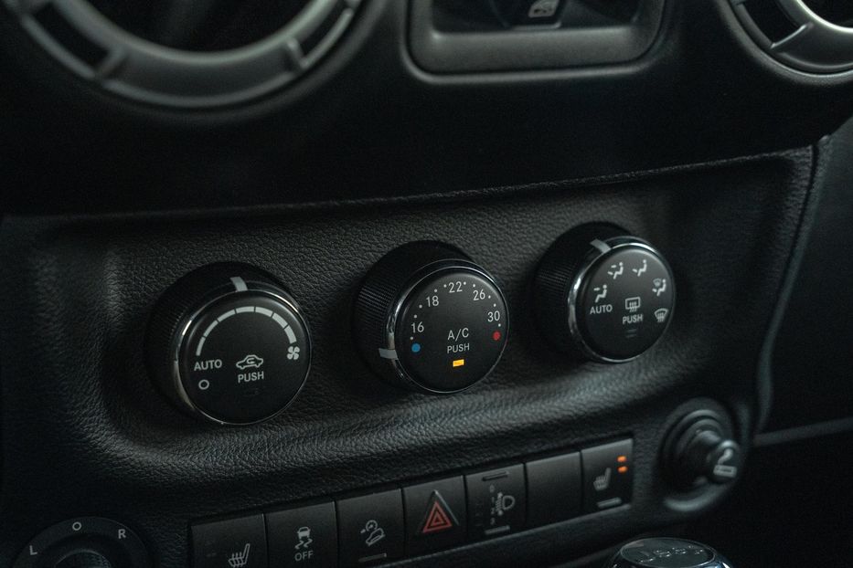 Продам Jeep Wrangler 2012 года в Черновцах
