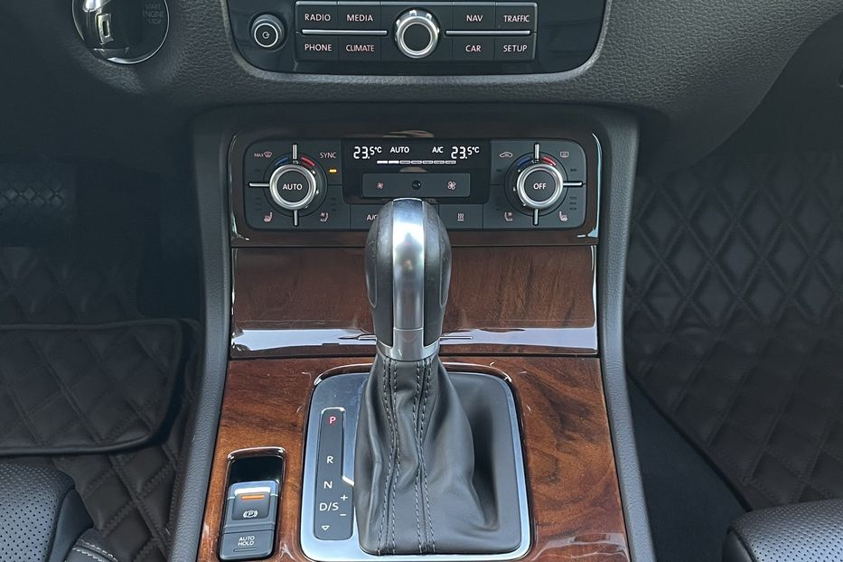 Продам Volkswagen Touareg Oficial 2014 года в Николаеве