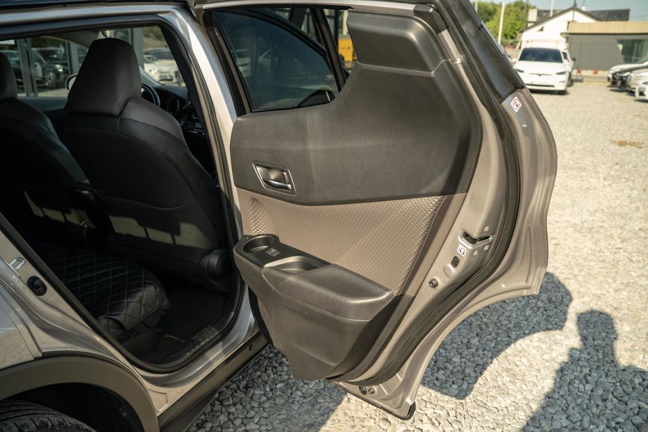 Продам Toyota C-HR Hybrid 2021 года в Черновцах