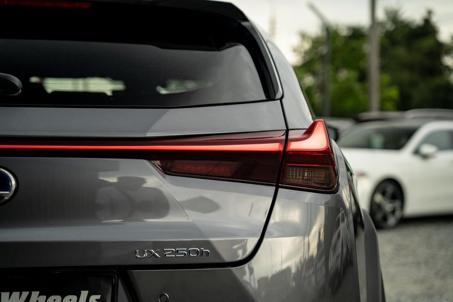 Продам Lexus CT UX 250h 2021 года в Черновцах
