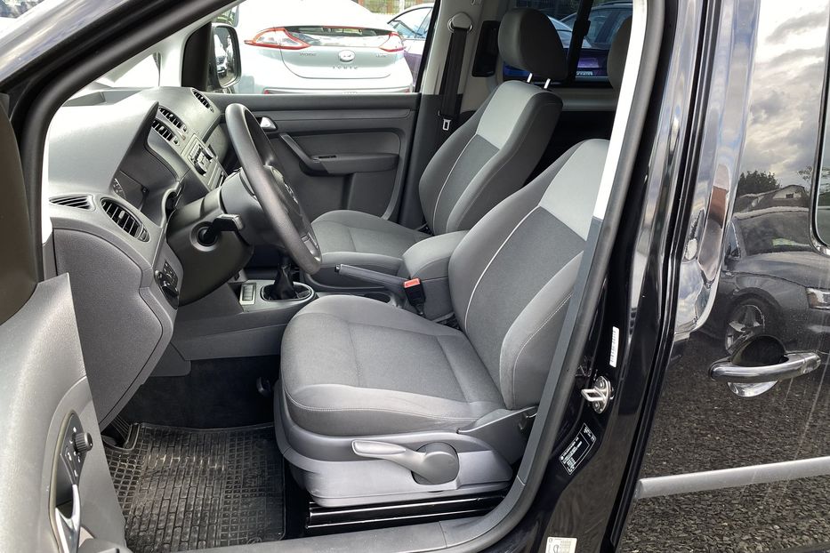 Продам Volkswagen Caddy пасс. Maxi 2010 года в Луцке