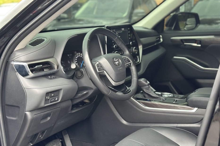 Продам Toyota Highlander Hybrid 2022 года в Киеве