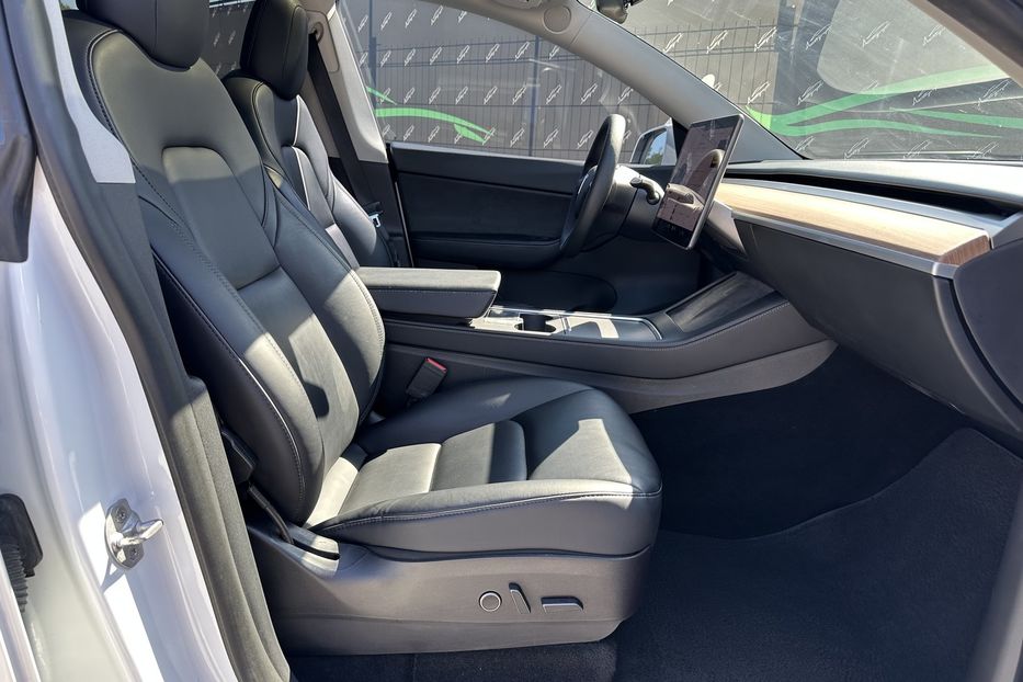 Продам Tesla Model Y Dual Motor Long Range 2021 года в Киеве