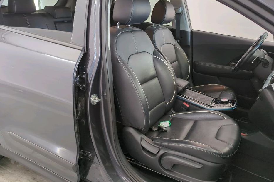 Продам Kia Niro 64КВТ  2020 года в Львове