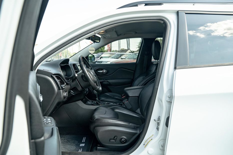 Продам Jeep Cherokee Latitude Plus 2020 года в Черновцах