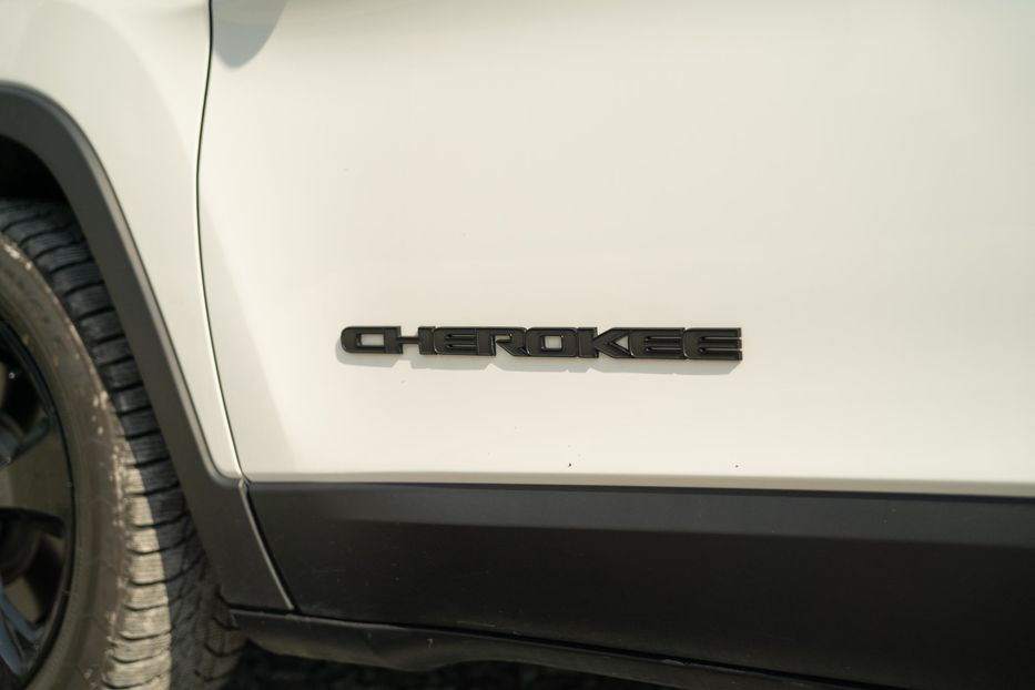 Продам Jeep Cherokee Latitude Plus 2020 года в Черновцах