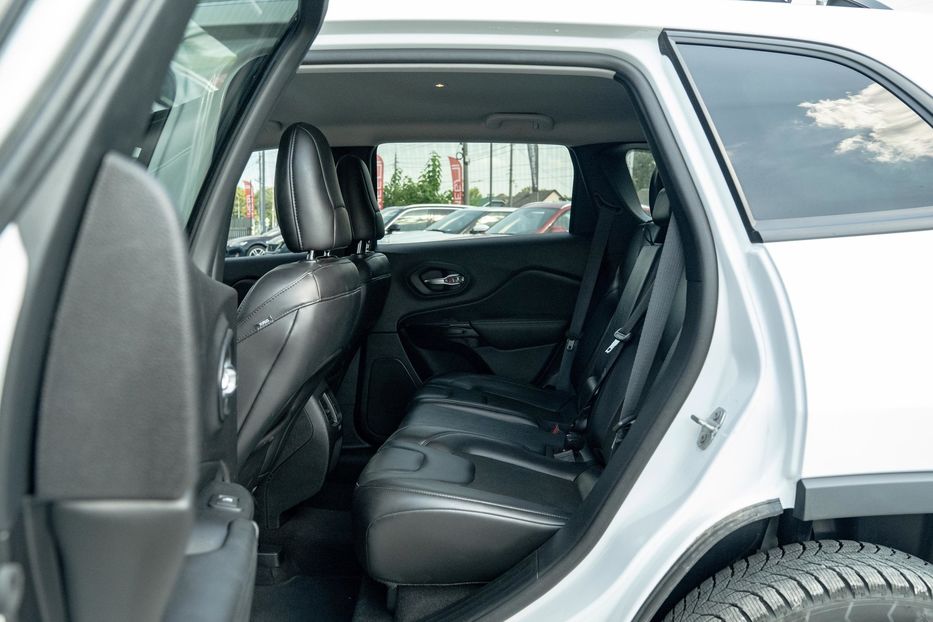 Продам Jeep Cherokee Latitude Plus 2020 года в Черновцах