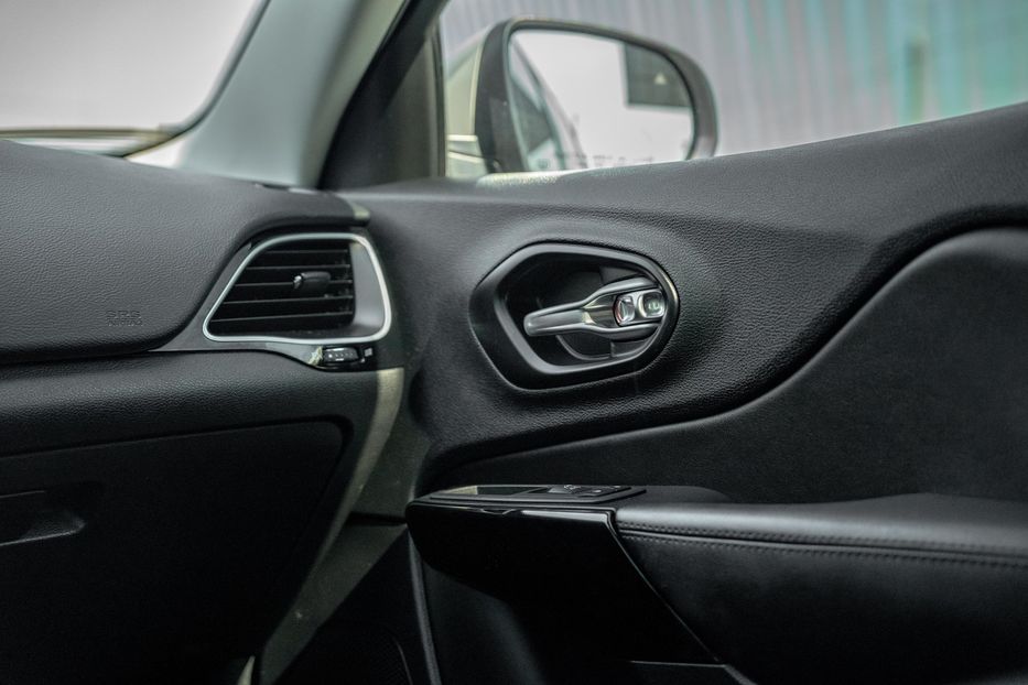 Продам Jeep Cherokee Latitude Plus 2020 года в Черновцах