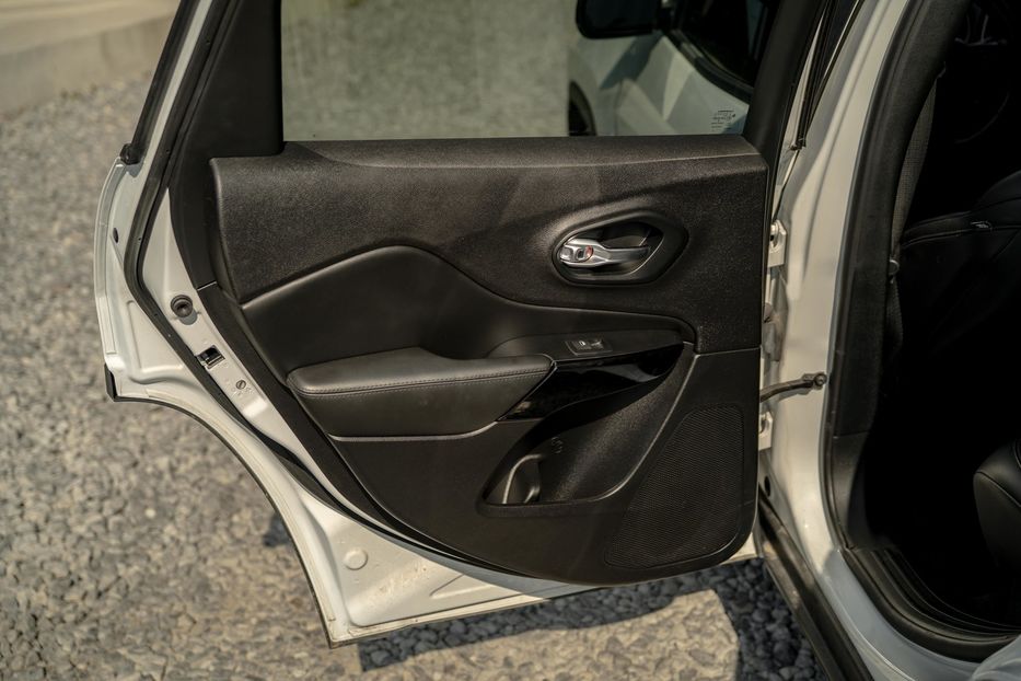 Продам Jeep Cherokee Latitude Plus 2020 года в Черновцах