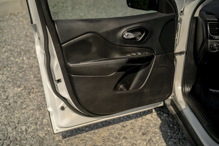 Продам Jeep Cherokee Latitude Plus 2020 года в Черновцах