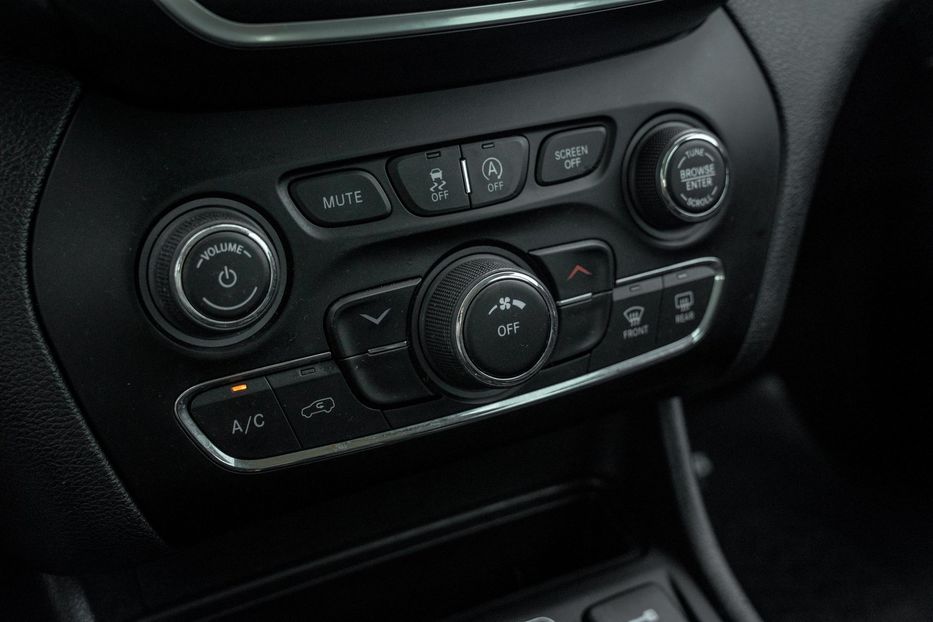Продам Jeep Cherokee Latitude Plus 2020 года в Черновцах