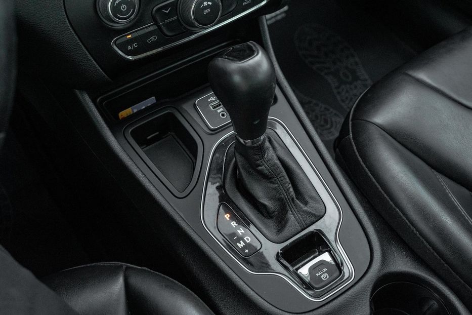 Продам Jeep Cherokee Latitude Plus 2020 года в Черновцах