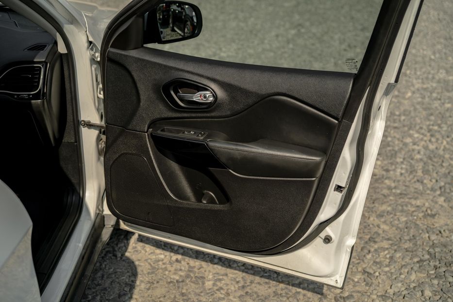 Продам Jeep Cherokee Latitude Plus 2020 года в Черновцах