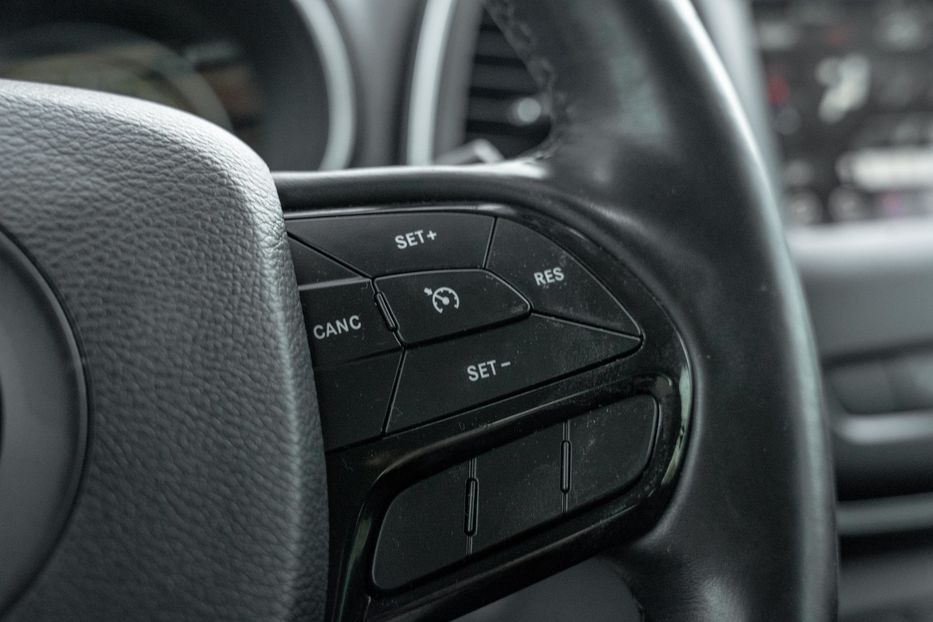 Продам Jeep Cherokee Latitude Plus 2020 года в Черновцах