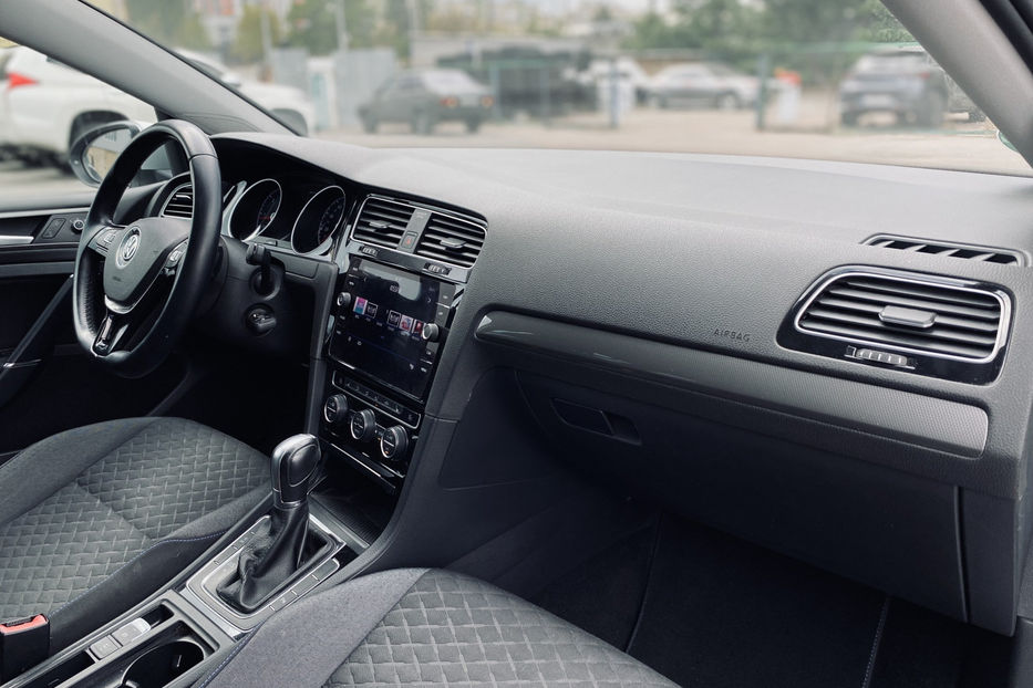 Продам Volkswagen Golf VII 2018 года в Киеве