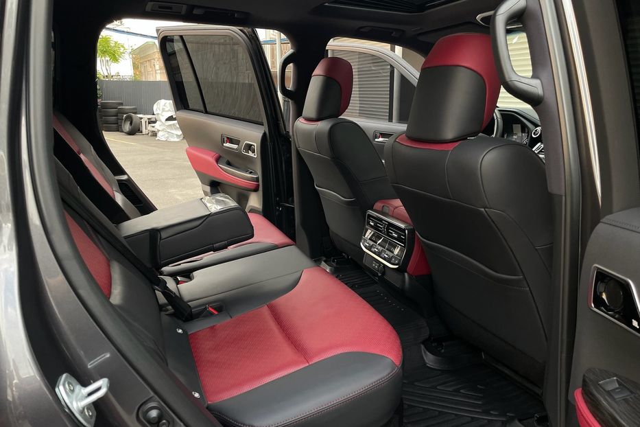 Продам Toyota Land Cruiser 300 GR Sport 2024 года в Киеве