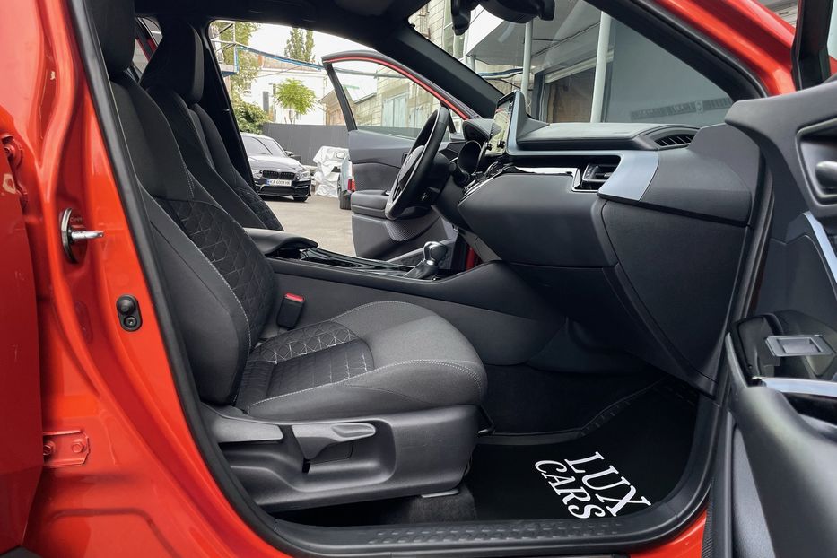 Продам Toyota C-HR 2.0 Hybrid 2020 года в Киеве