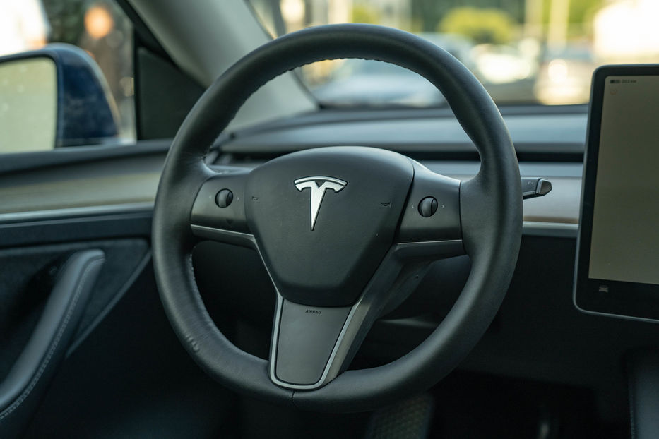 Продам Tesla Model Y Long Range Dual Motor 2023 года в Черновцах