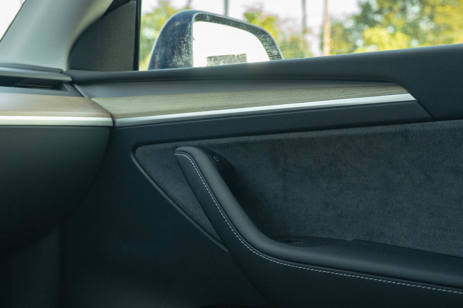 Продам Tesla Model Y Long Range Dual Motor 2023 года в Черновцах