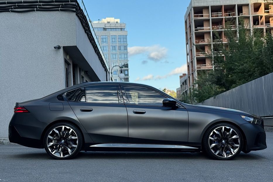 Продам BMW M5 I5 M60 2023 года в Киеве
