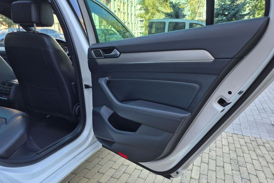 Продам Volkswagen Passat B8 Highline; 4x4; 190кс 2018 года в Киеве