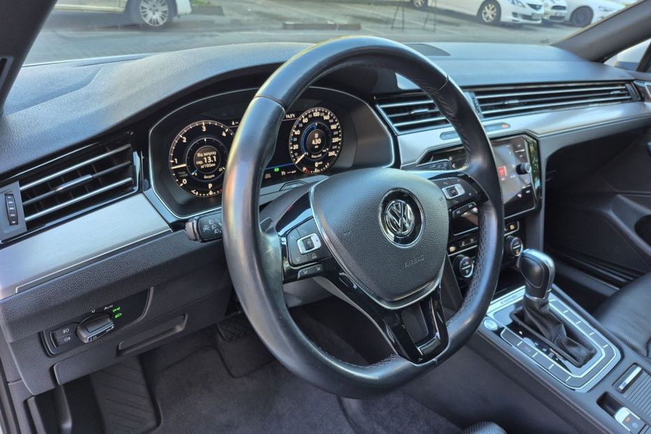 Продам Volkswagen Passat B8 Highline; 4x4; 190кс 2018 года в Киеве
