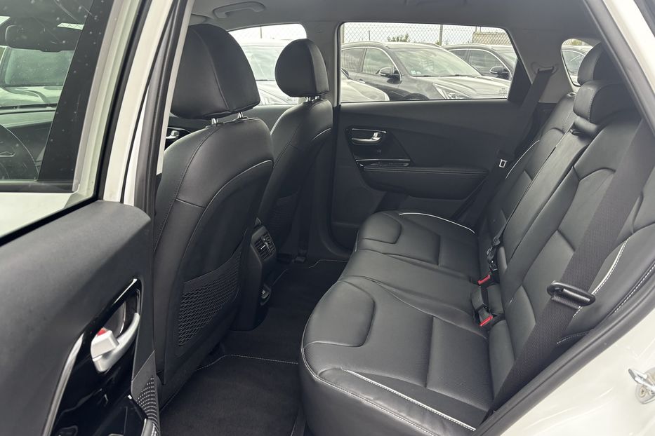 Продам Kia Niro 64 кВт  2021 года в Львове