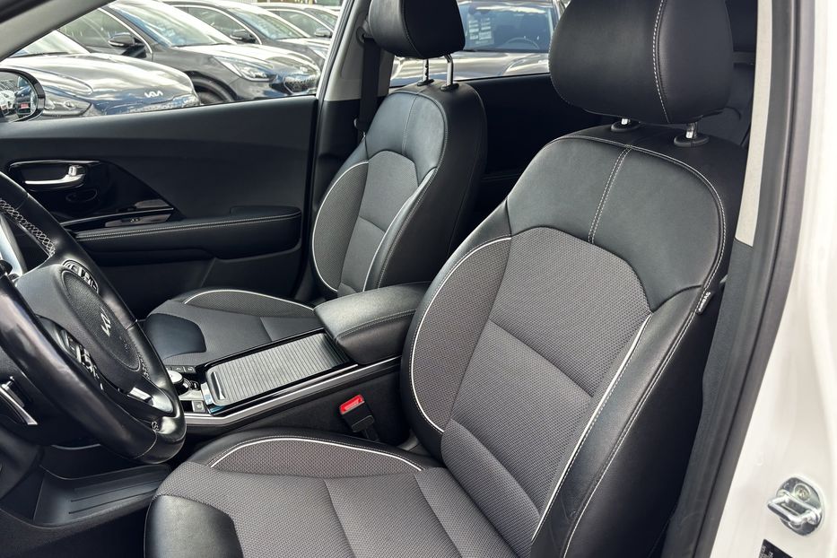 Продам Kia Niro 64 кВт  2022 года в Львове
