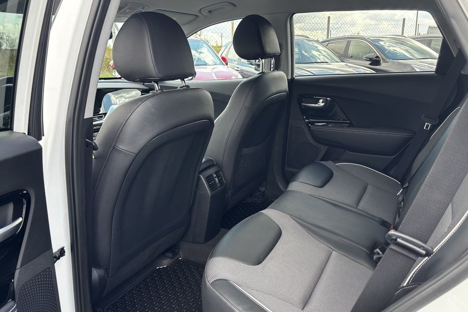 Продам Kia Niro 64 кВт  2022 года в Львове