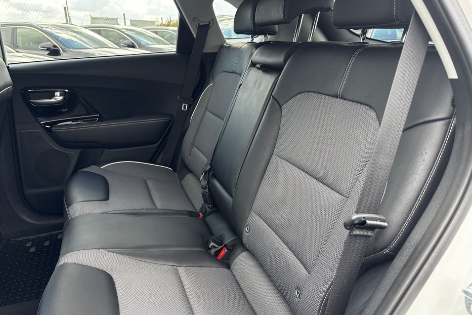Продам Kia Niro 64 кВт  2022 года в Львове