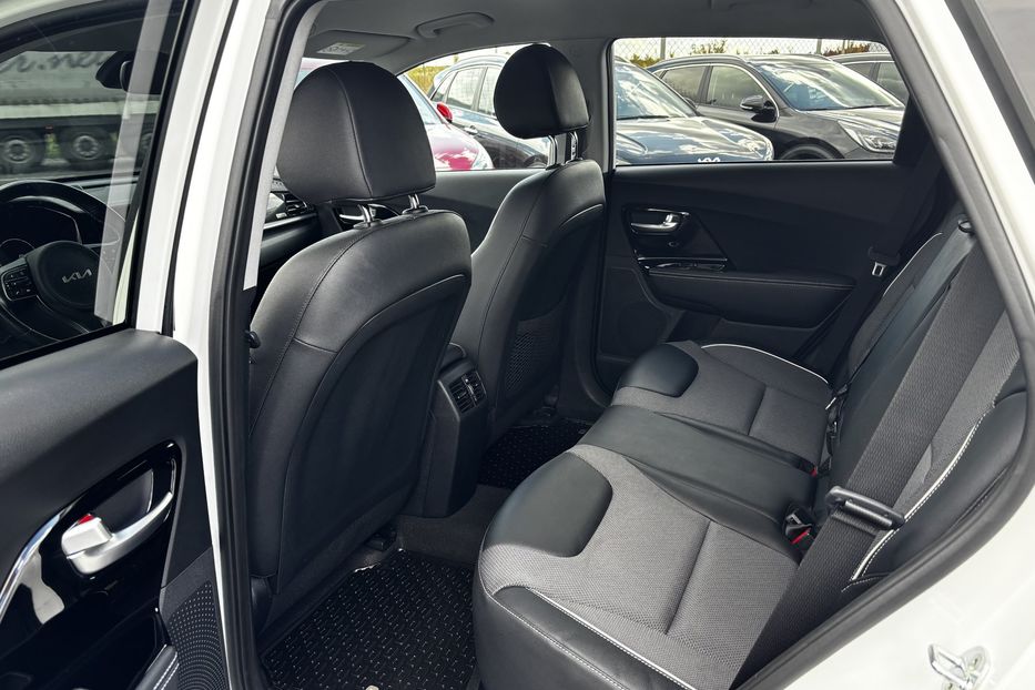 Продам Kia Niro 64 кВт  2022 года в Львове
