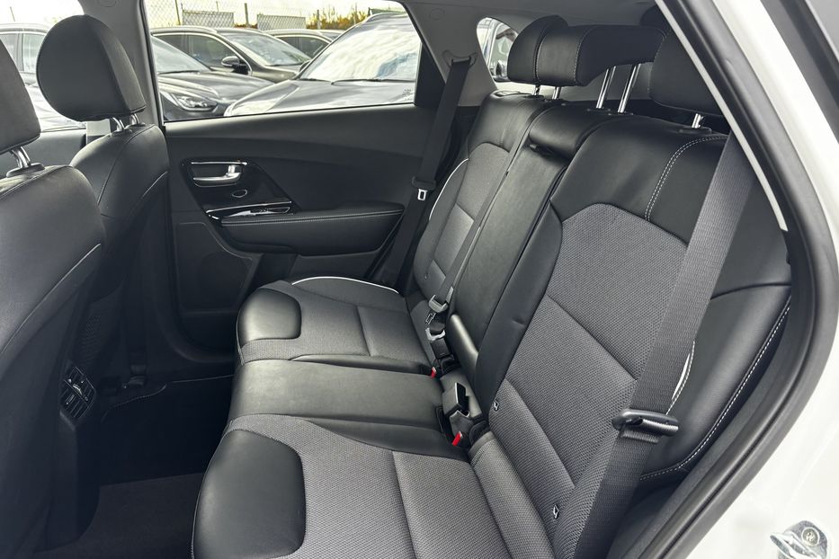 Продам Kia Niro 64 kwt 2022 года в Львове