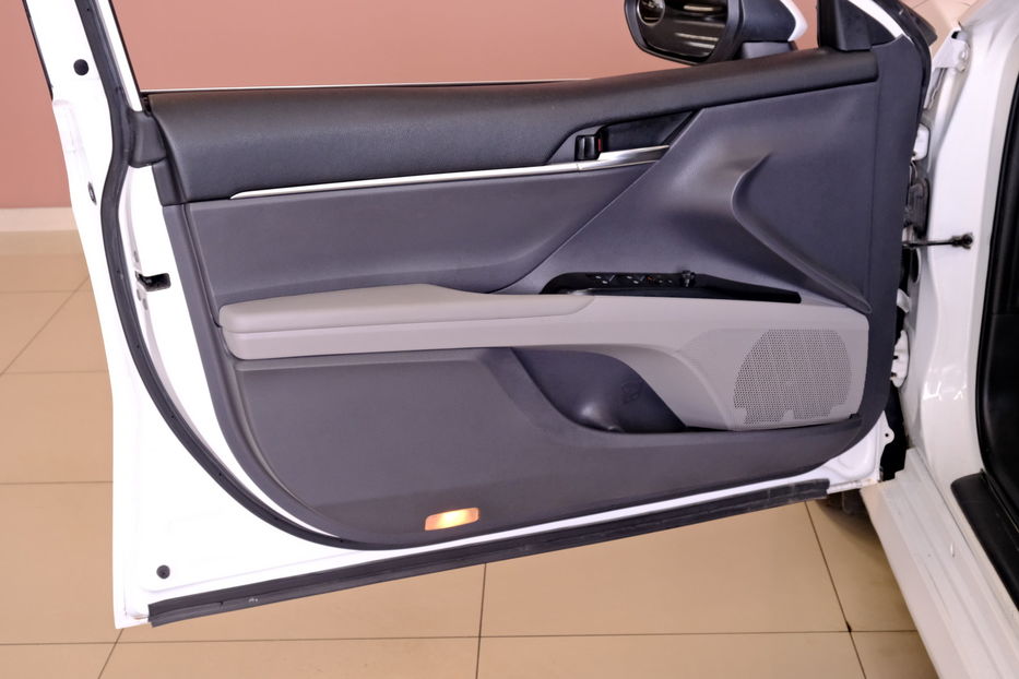 Продам Toyota Camry Hybrid 2019 года в Одессе