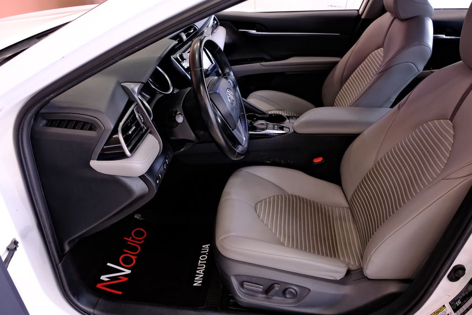Продам Toyota Camry Hybrid 2019 года в Одессе