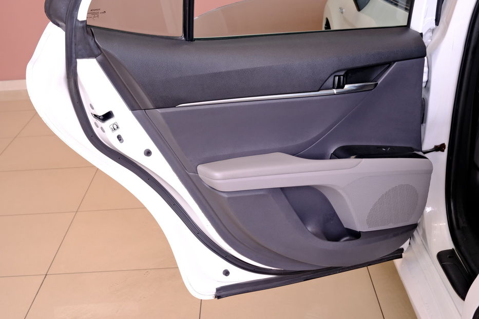 Продам Toyota Camry Hybrid 2019 года в Одессе