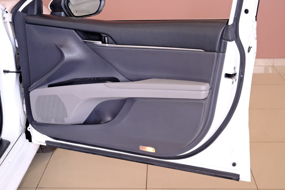 Продам Toyota Camry Hybrid 2019 года в Одессе