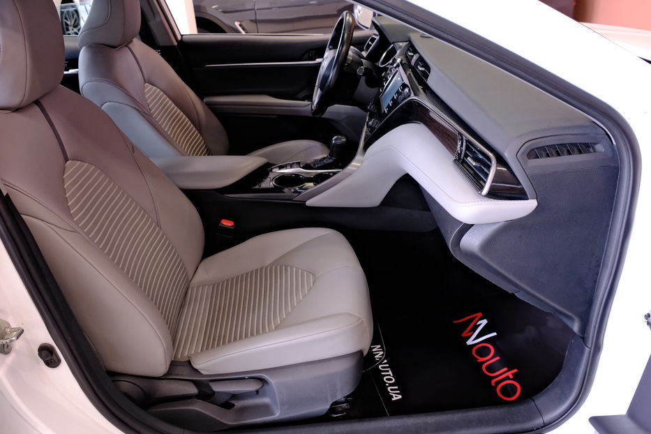 Продам Toyota Camry Hybrid 2019 года в Одессе