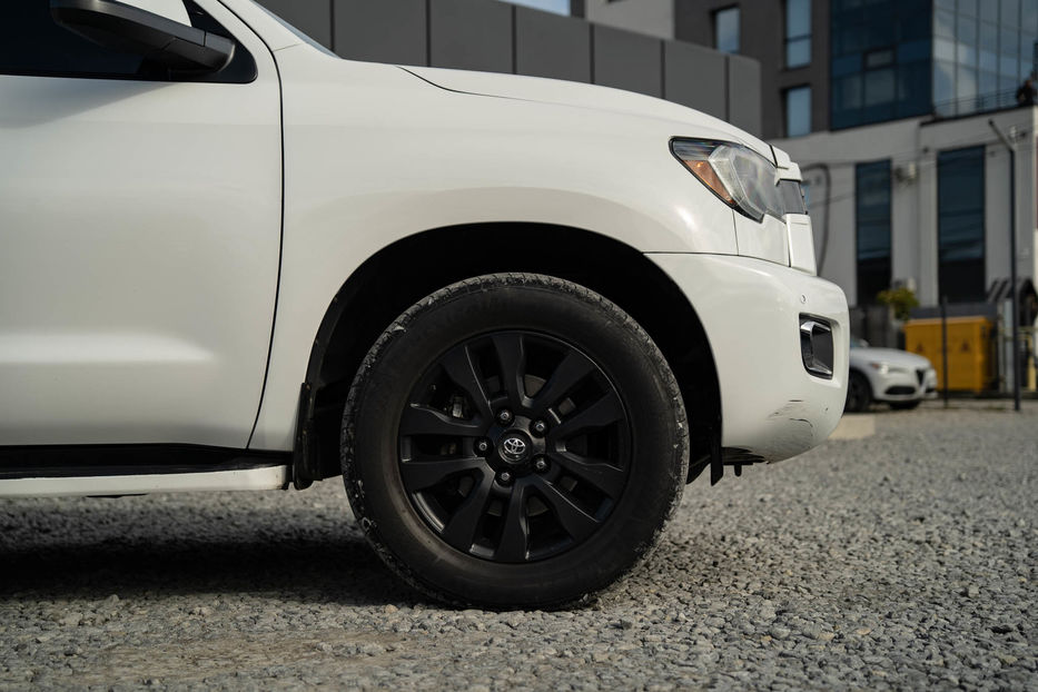 Продам Toyota Sequoia SR5 2018 года в Черновцах