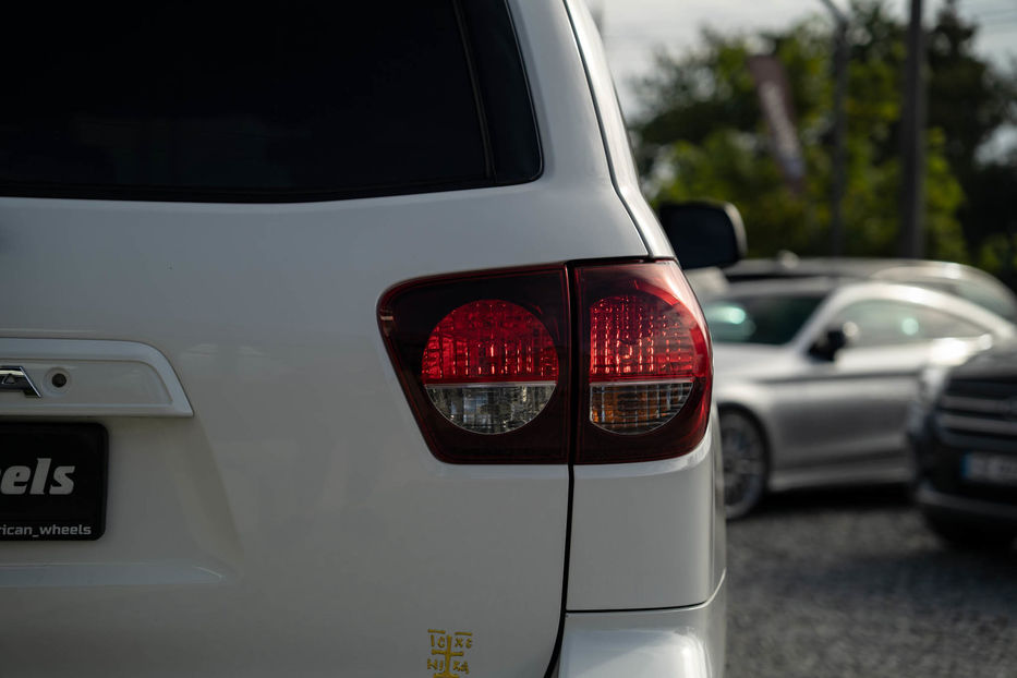 Продам Toyota Sequoia SR5 2018 года в Черновцах